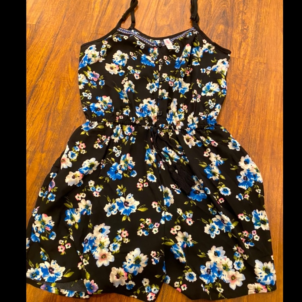 cute floral romper size small!